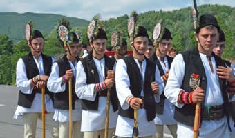 Din prețuire pentru tradiții și cultura română