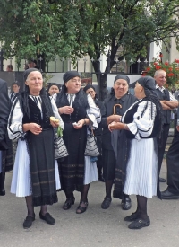 La biserică se merge îmbrăcat românește