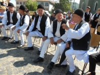 La biserică se merge îmbrăcat românește