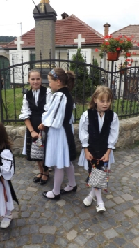 La biserică se merge îmbrăcat românește